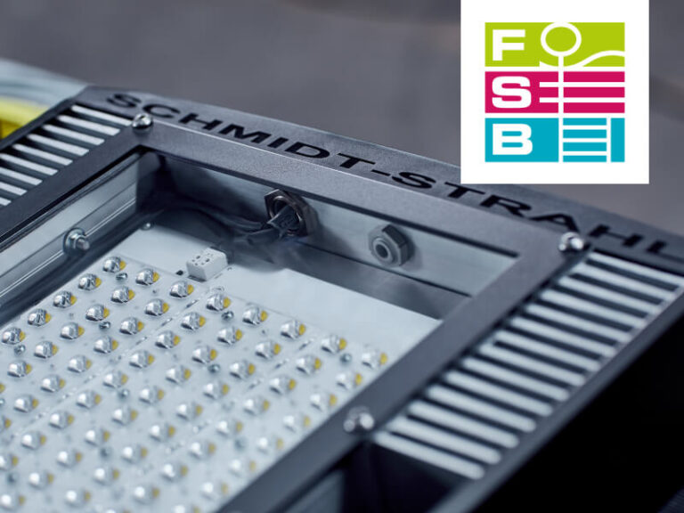 Detailaufnahme des Schmidt-Strahl LED-Flutlichtstrahlers mit Logo der Messe FSB