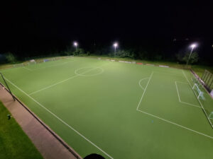 beleuchteter Fußballplatz des ETuS Bissingheim bei Nacht